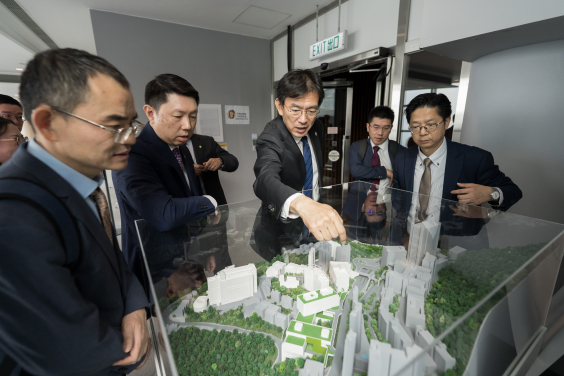 清華大學校長李路明院士帶領的代表團參觀了港大李嘉誠醫學院及其教學醫院瑪麗醫院。